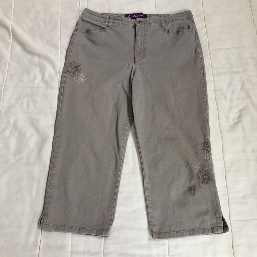 Capri pants with embroidered flowers